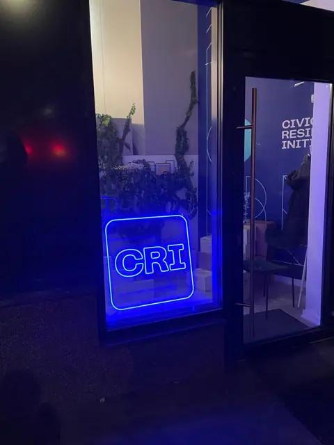 Mėlyna LED šviesdėžė su logotipu vitrinoje