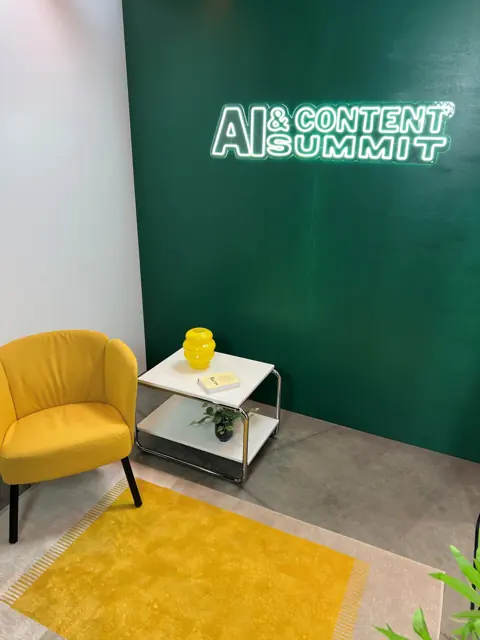 Baltas LED neoninis renginio logotipas ant žalios sienos